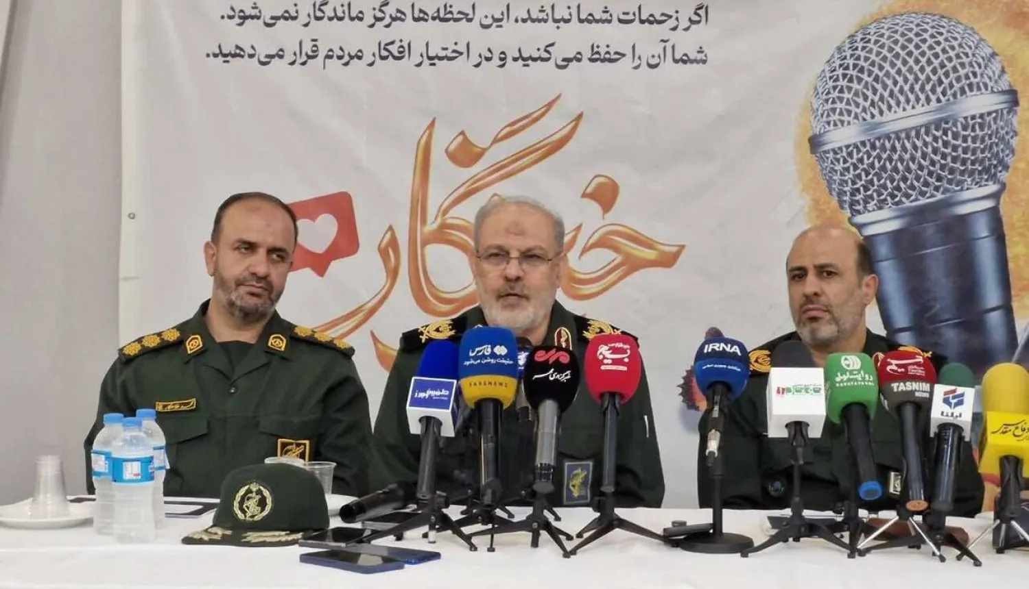 المتحدث باسم «الحرس الثوري» حسين محبي (وسطاً) خلال مؤتمر صحافي في كرج غرب طهران (أرنا)