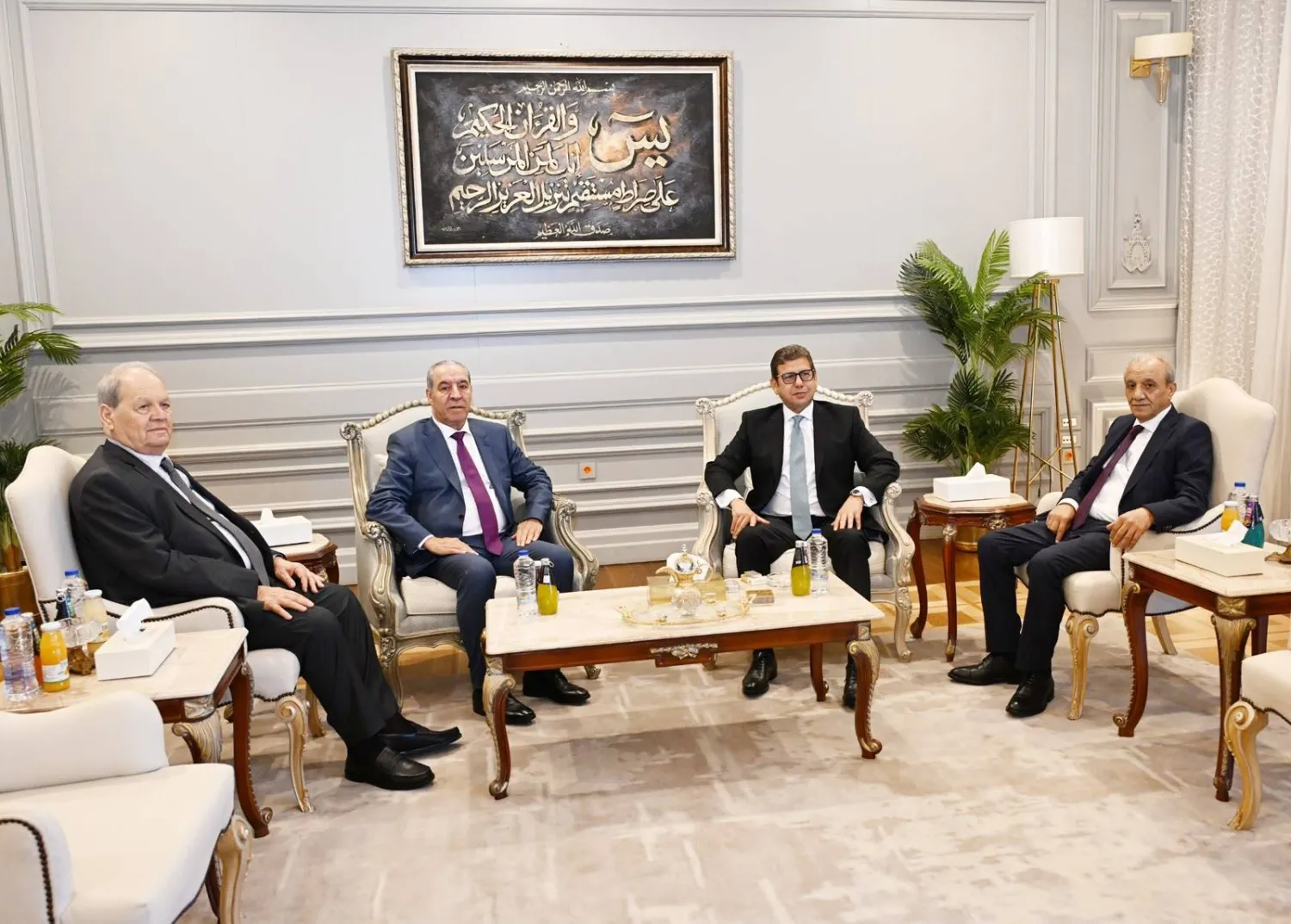 رئيس المخابرات المصرية خلال لقاء وفد السلطة الفلسطينية الأحد (الهيئة العامة للاستعلامات في مصر) 