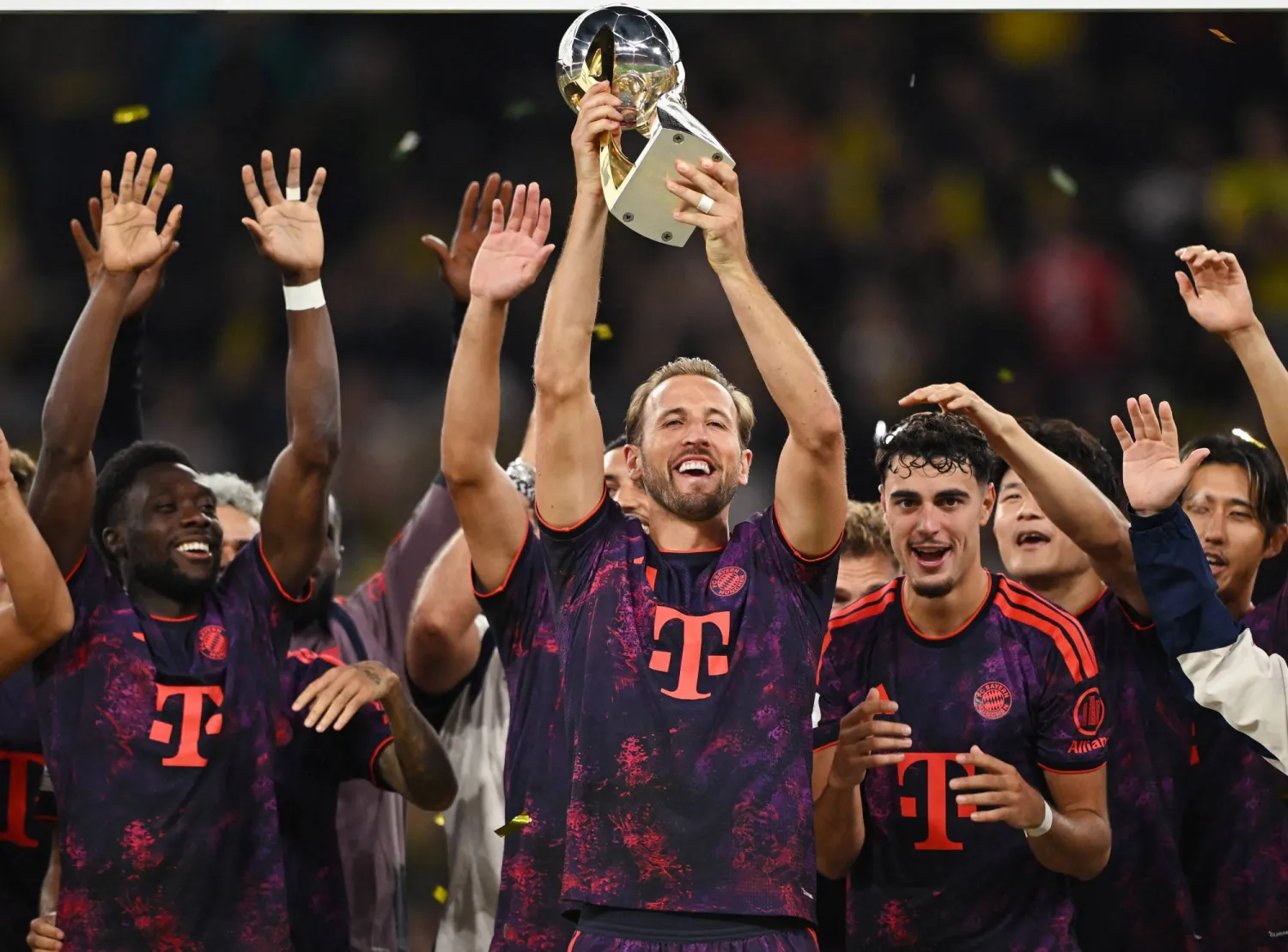 هاري كين الفائز بالسوبر مع البايرن أكد جدارته بلقب أفضل لاعب في المانيا (رويترز)