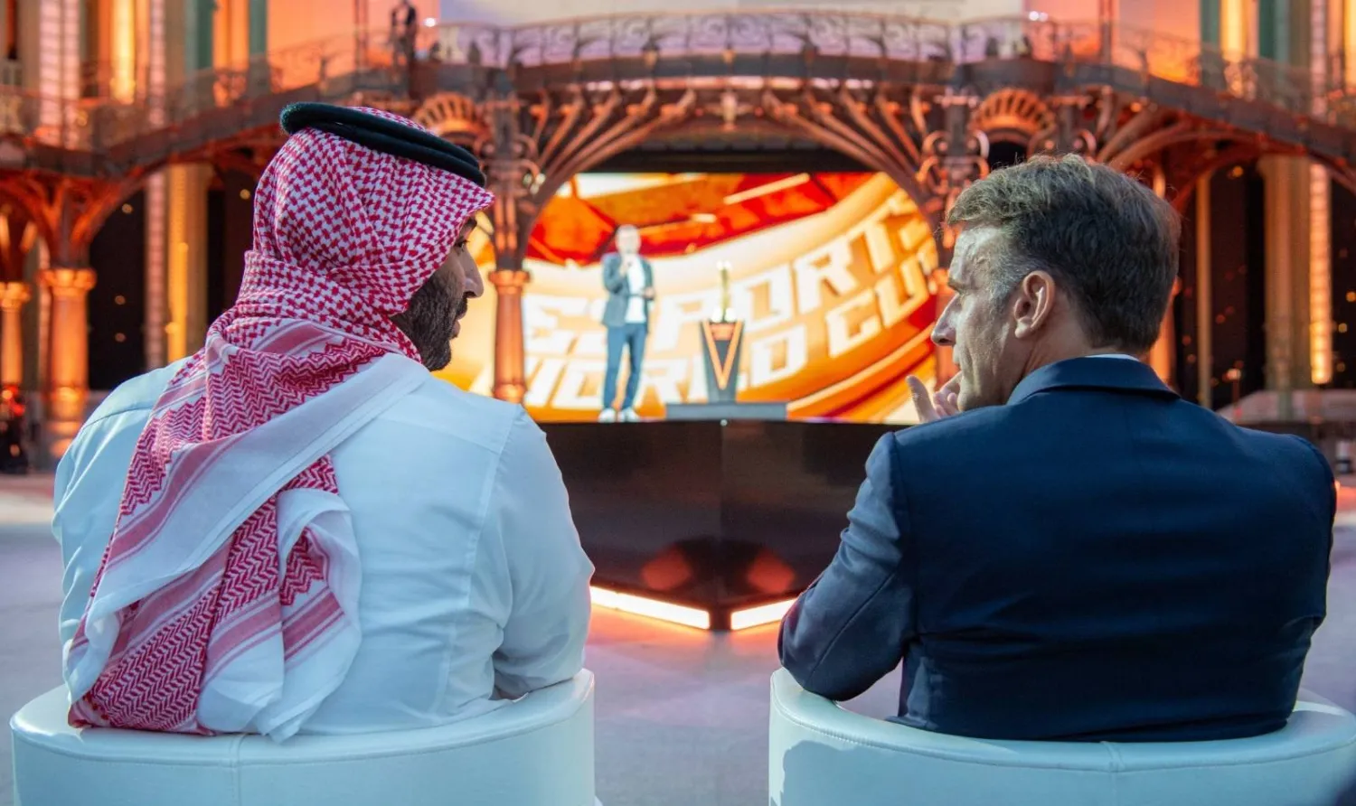 ولي العهد السعودي والرئيس في حديث قبل انطلاق الحفل الختامي (واس)