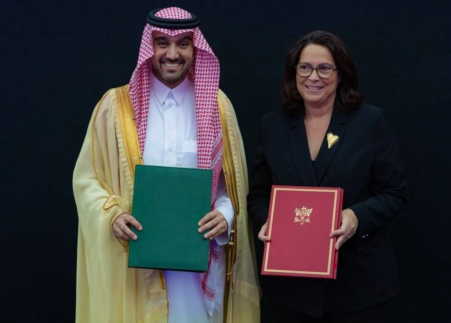 الأمير عبدالعزيز الفيصل ومارينا فيراري بعد توقيع مذكرة التفاهم (وزارة الرياضة)