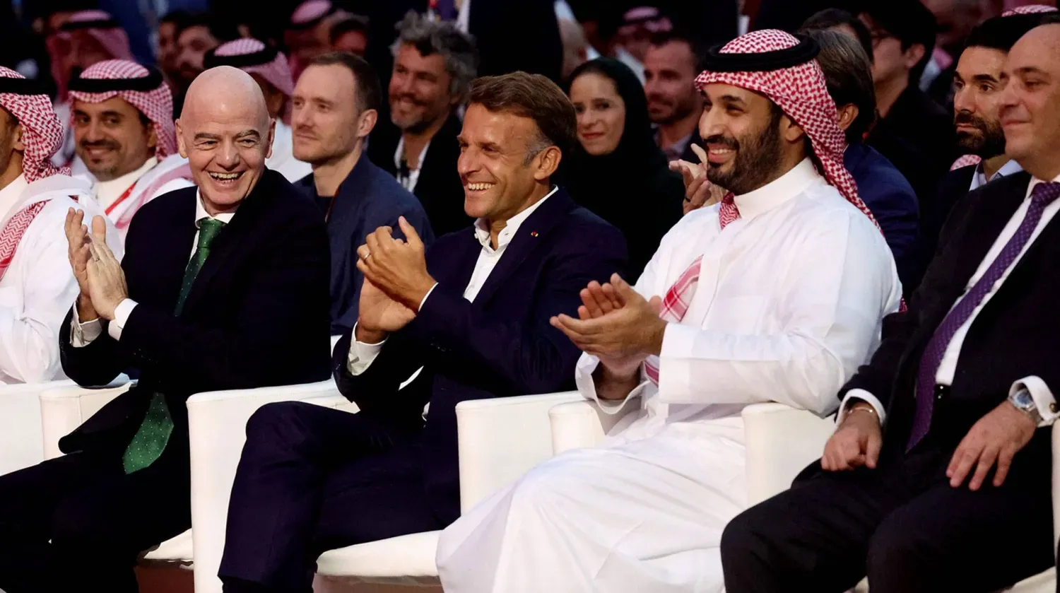 Prens Muhammed bin Selman ve Macron, dün düzenlenen e-spor şampiyonlarının ödül töreninde, (AFP)