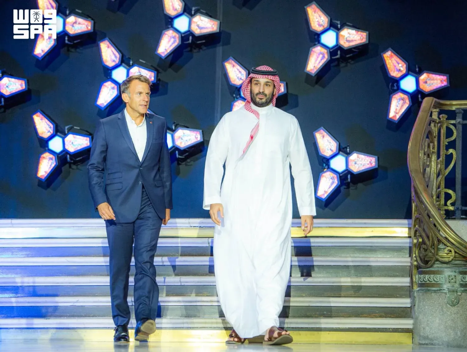 Suudi Arabistan Başbakanı ve Veliaht Prensi Muhammed bin Salman, Fransa Cumhurbaşkanı Emmanuel Macron eşliğinde 2026 FIFA E-spor Dünya Kupası kapanış töreni salonuna geldi. (SPA)