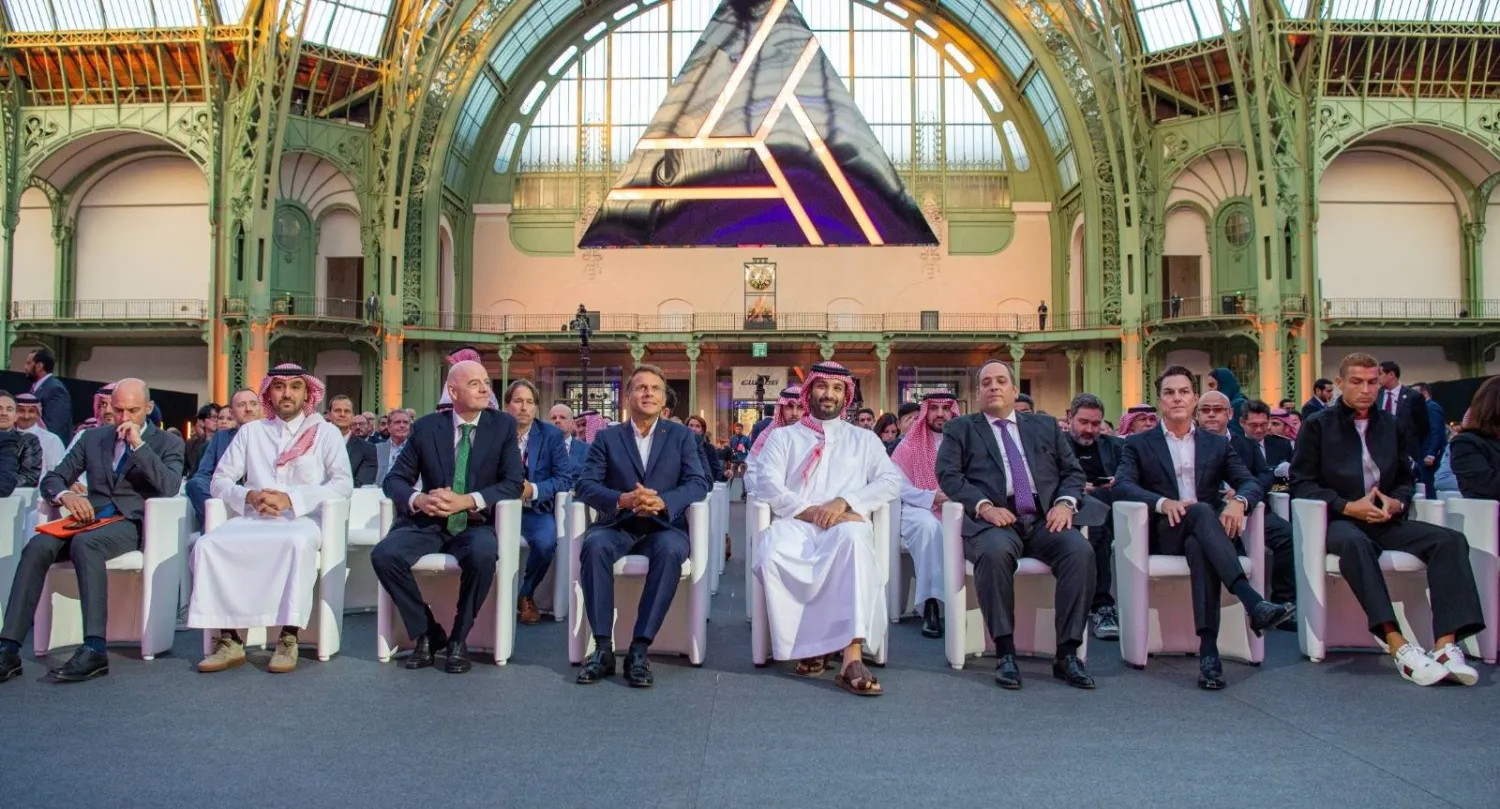 الأمير محمد بن سلمان وماكرون يتوسطان ضيوف حفل ختام كأس العالم للرياضات الإلكترونية في باريس (واس)