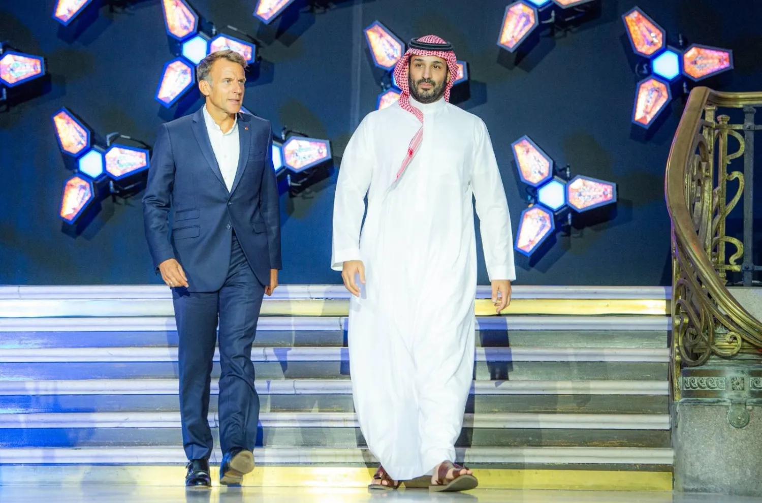 الأمير محمد بن سلمان ولي العهد السعودي والرئيس الفرنسي إيمانويل ماكرون خلال حضورهما يوم الأحد الحفل الختامي لبطولة «كأس العالم للرياضات الإلكترونية» (واس)