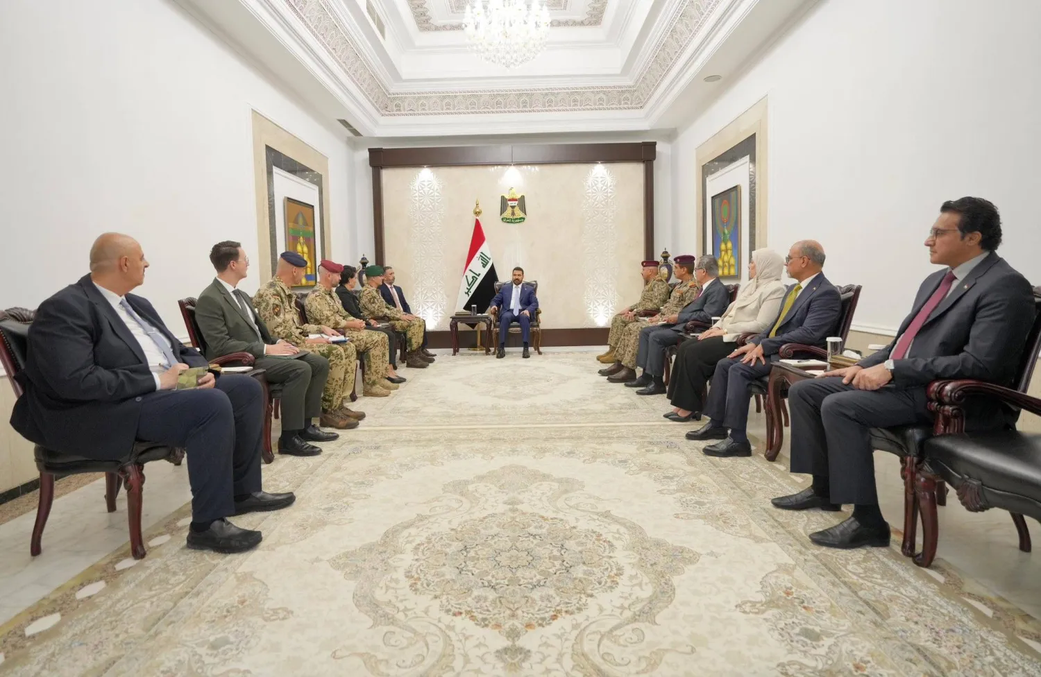 رئيس الحكومة العراقية علي الزيدي مستقبلاً الجنرال الألماني غونتر شنايدر والوفد المرافق (إكس)