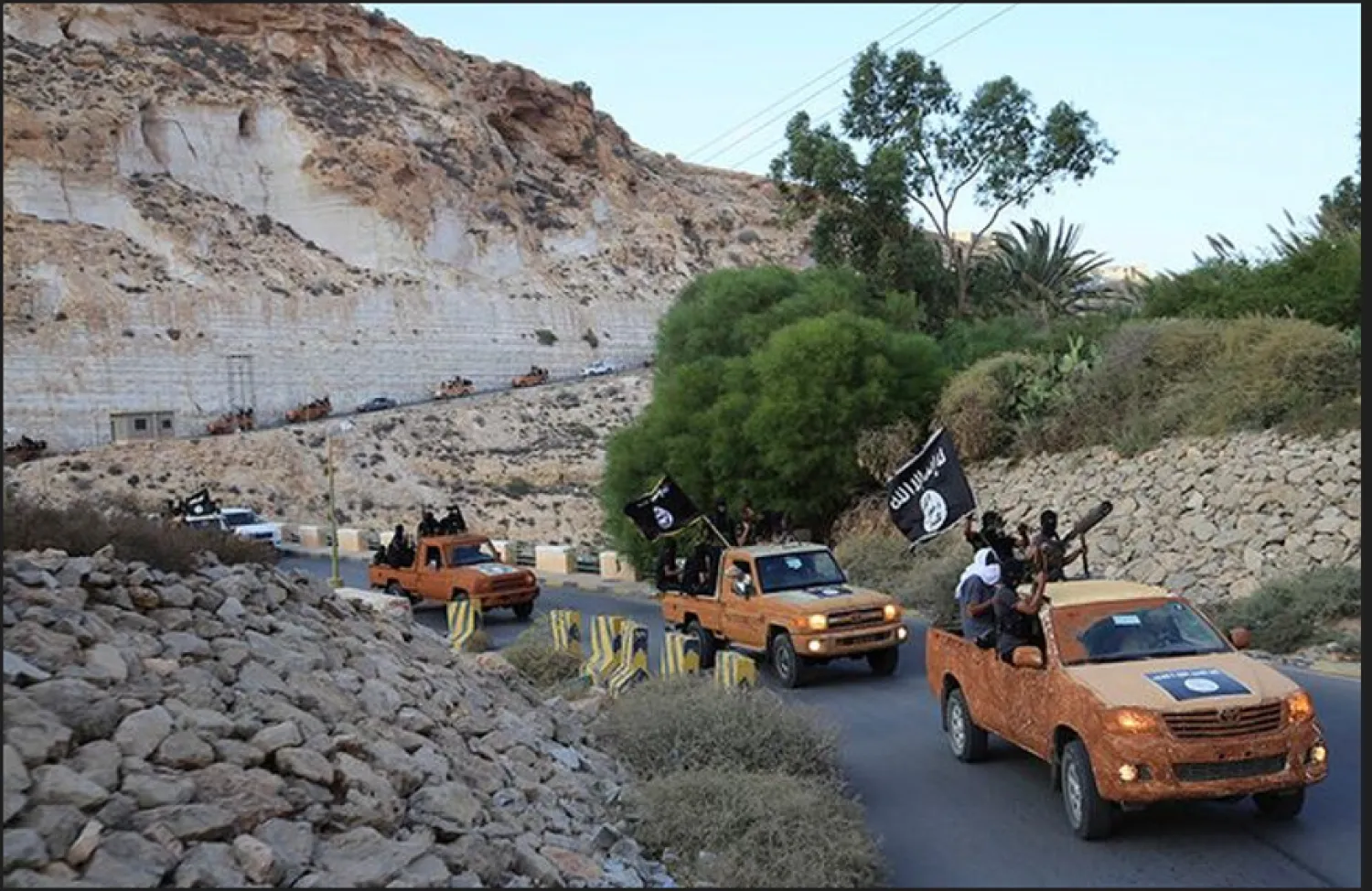 مسلحون يرفعون راية تنظيم «داعش» في درنة بليبيا عام 2015 (أرشيفية - رويترز)
