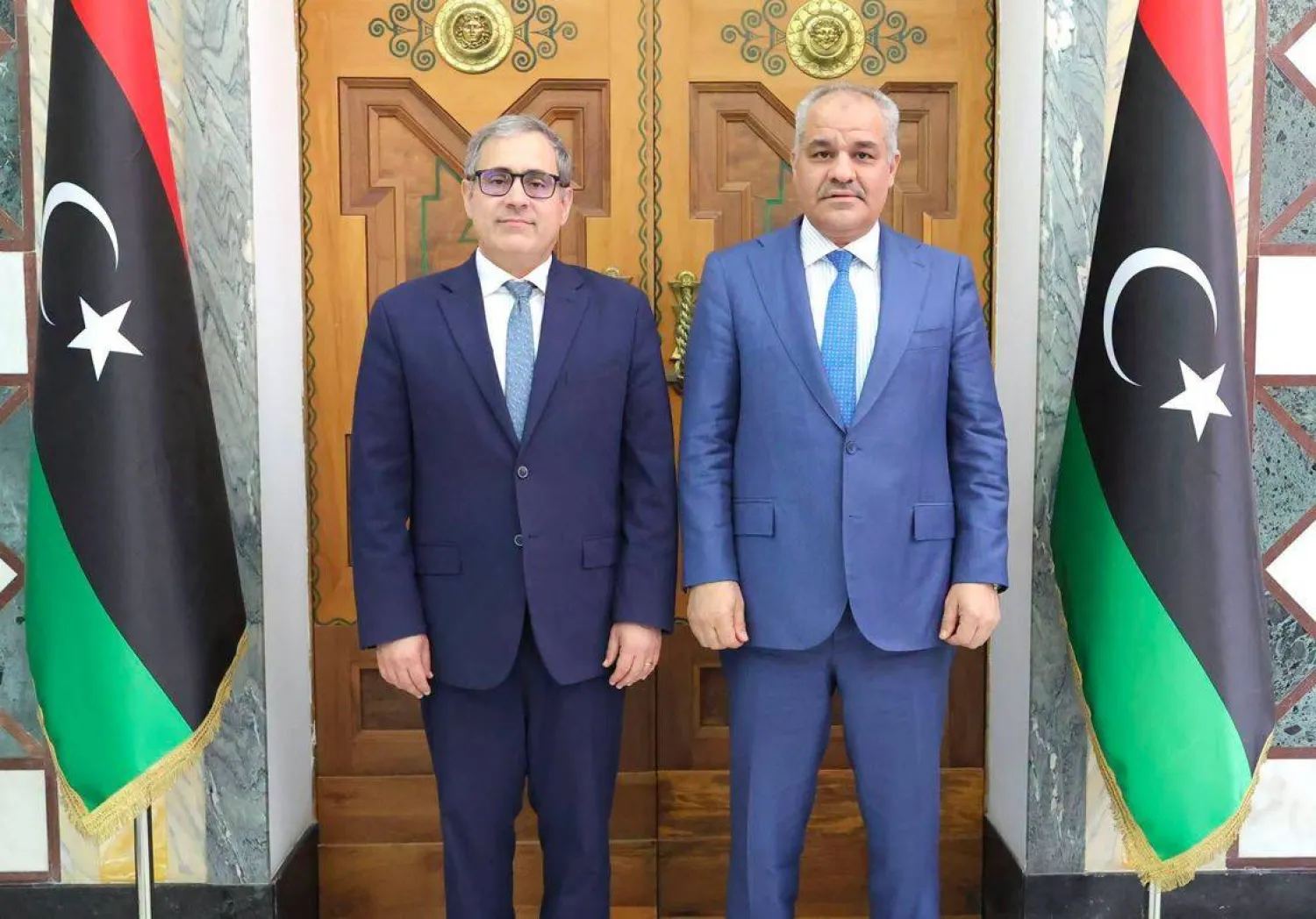 كبير مستشاري الشؤون السياسية بوزارة الخارجية الأميركية جيريمي برنت في لقاء مع ناجي عيسى محافظ المصرف المركزي الليبي يوم الاثنين (حساب برنت على إكس)