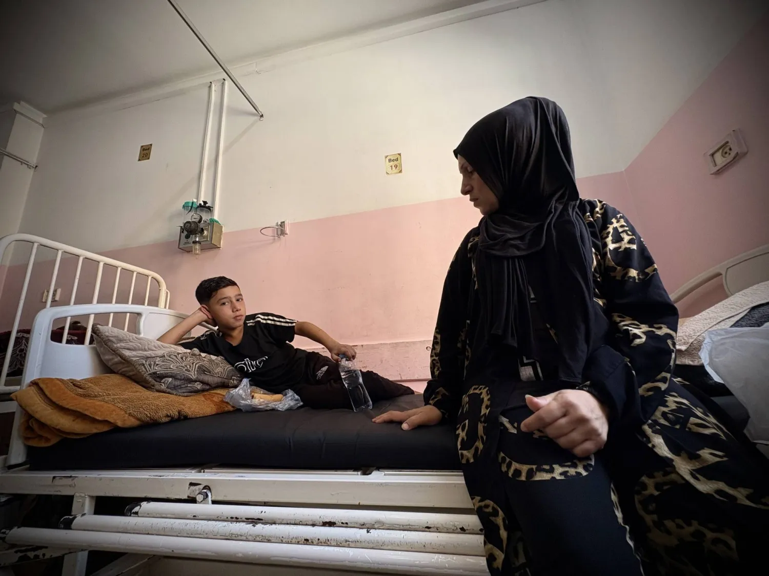 الأم الفلسطينية ميساء أبو دقة وابنها حبيب مريضان بالسكرى ويواجهان صعوبة في توفير العلاج (الشرق الأوسط)