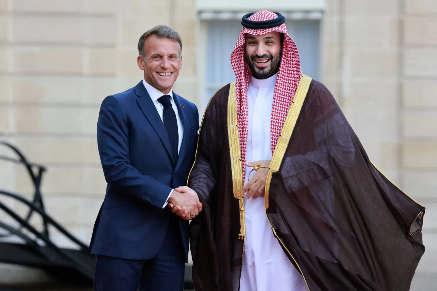 الرئيس الفرنسي يستقبل ولي العهد السعودي في الإليزيه (رويترز)