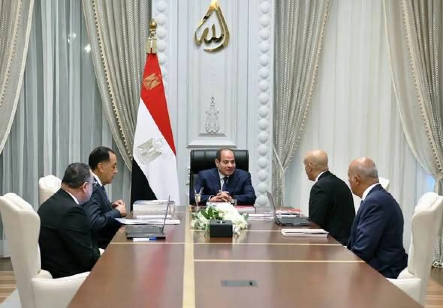 الرئيس عبد الفتاح السيسي خلال اجتماعه مع وزيرَي التعليم والتعليم العالي بحضور رئيس مجلس الوزراء (الرئاسة المصرية)