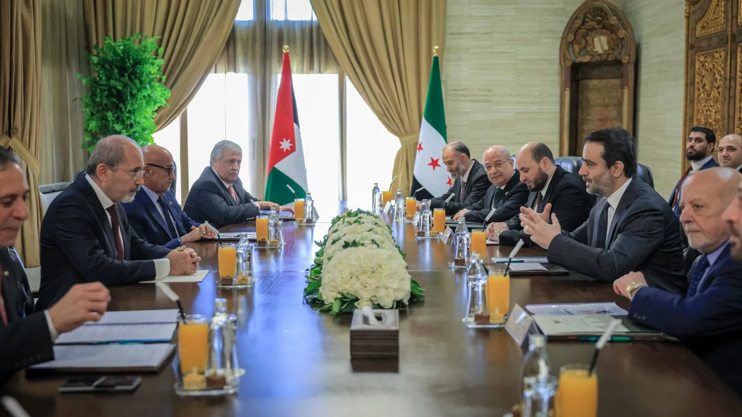 لقاء الوفدين السوري والأردني في قصر تشرين بدمشق يوم الأحد برئاسة وزير الخارجية أسعد الشيباني ونظيره الأردني أيمن الصفدي (الخارجية السورية)