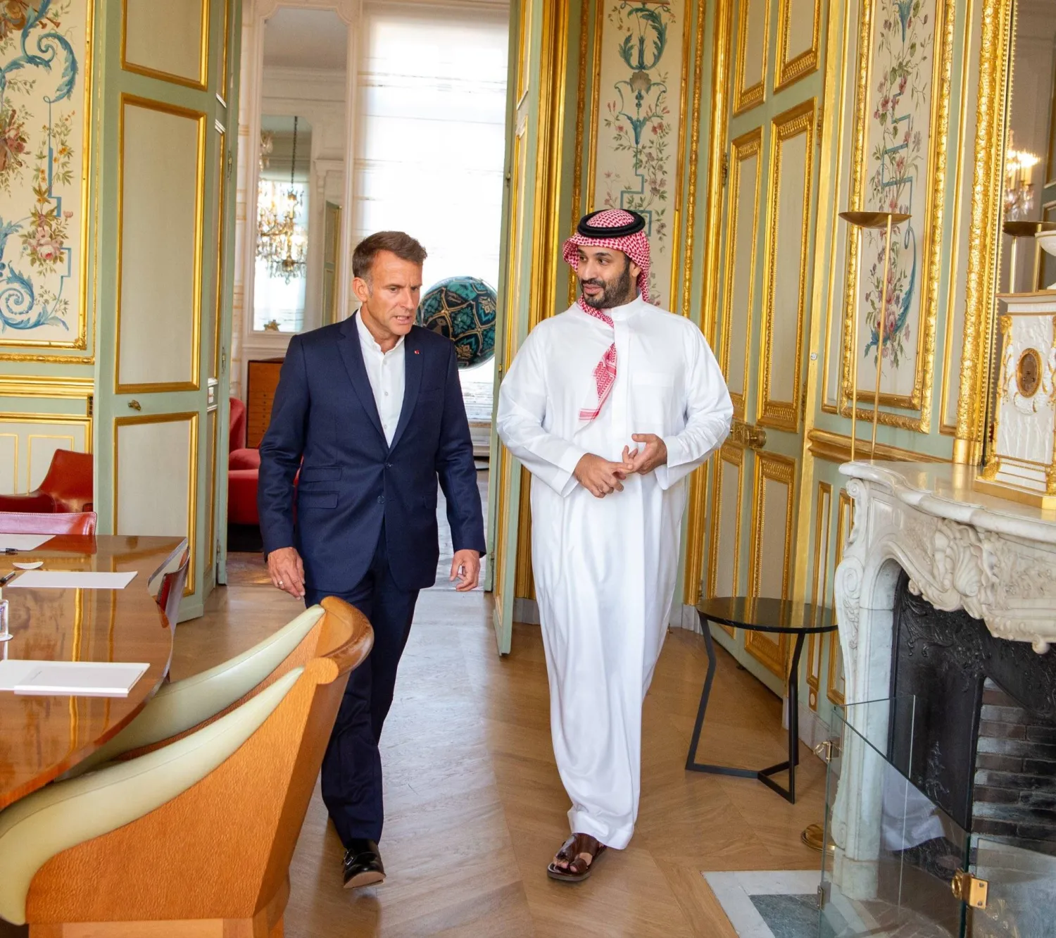 ولي العهد السعودي والرئيس الفرنسي يتجولان في قصر الإليزيه مساء الأحد (تصوير: بندر الجلعود)