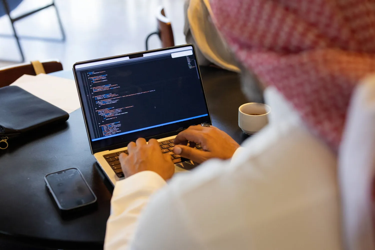 تسجل المؤسسات السعودية تقدماً في تبني الذكاء الاصطناعي مع توافق 78% من الرؤى مع أهداف الأعمال مقابل 65% عالمياً (غيتي)