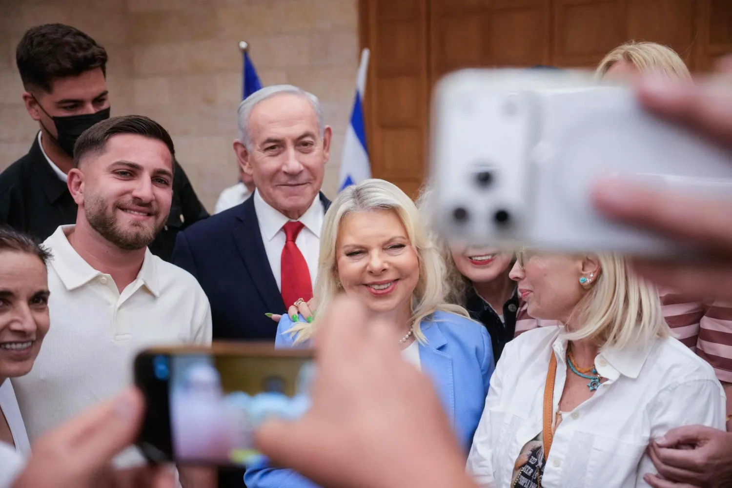صورة تجمع نتنياهو وزوجته سارة في مركز انتخابي لحزب الليكود بالقدس يوم 17 أغسطس 2026 (أ.ف.ب)