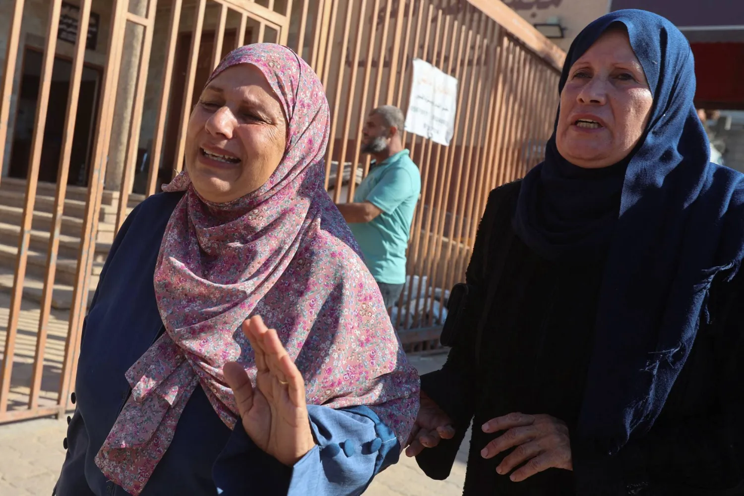 جدة الفتاة أمال أبو خاطر (10 سنوات) التي أصيبت برصاصة في خيمتها وتوفيت لاحقاً في مستشفى ناصر بخان يونس تبكي خلال جنازتها (رويترز) 