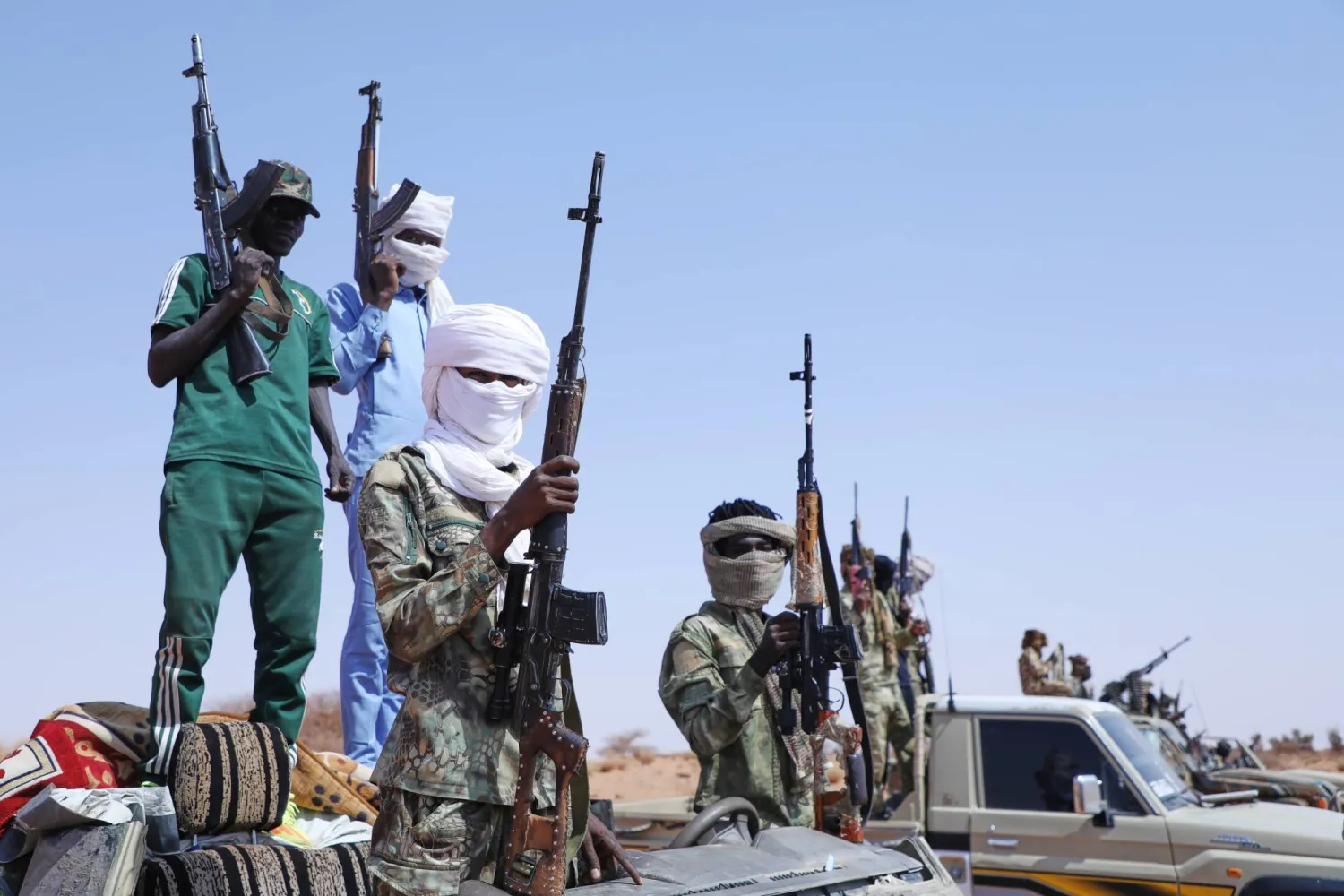 مقاتلون منشقون عن «قوات الدعم السريع» يستسلمون للجيش السوداني في أم درمان على مشارف الخرطوم (أ.ب)