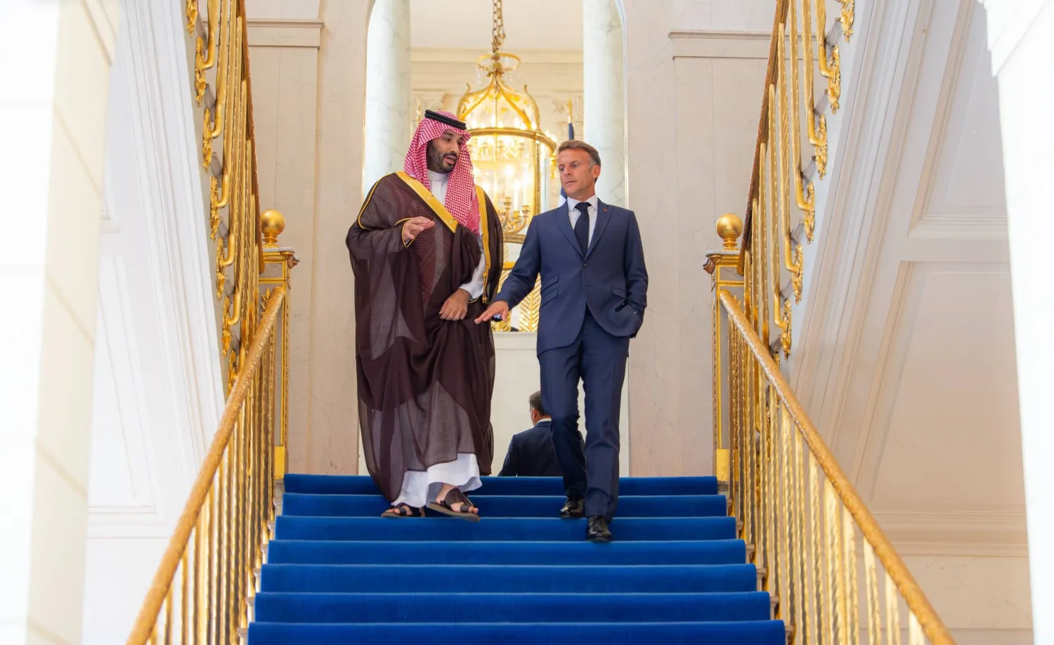 الأمير محمد بن سلمان خلال جولة مع الرئيس إيمانويل ماكرون بقصر الإليزيه في باريس (واس)