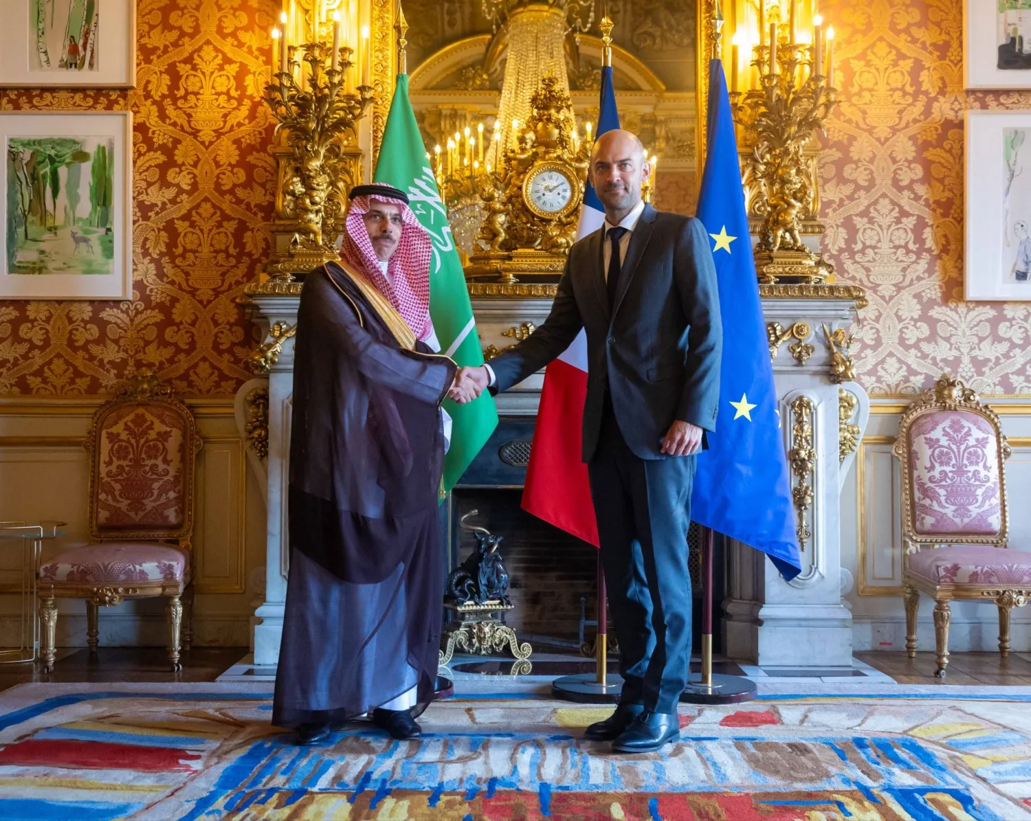 وزير الخارجية الفرنسي خلال لقائه نظيره السعودي في العاصمة باريس الاثنين (واس)