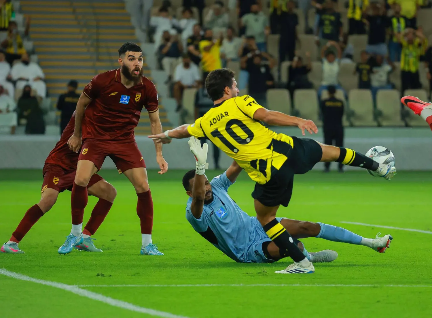 تنكر يراقب كرة لحسام عوار لاعب الاتحاد في منطقة جزاء الحزم (تصوير: محمد المانع) 