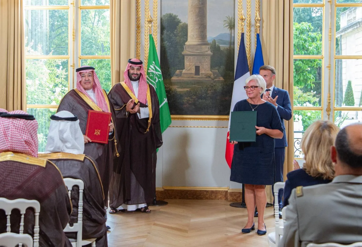 ولي العهد السعودي والرئيس الفرنسي يشهدان مراسم تبادل «إعلان نوايا» بشأن تعزيز الشراكة الدفاعية بين البلدين (واس)