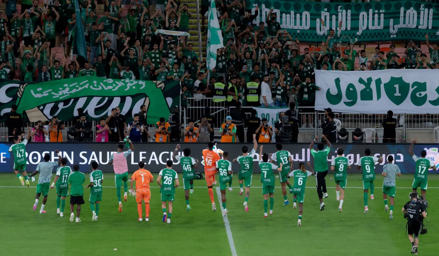 لاعبو الأهلي يحيون جماهيرهم عقب الفوز (النادي الأهلي)