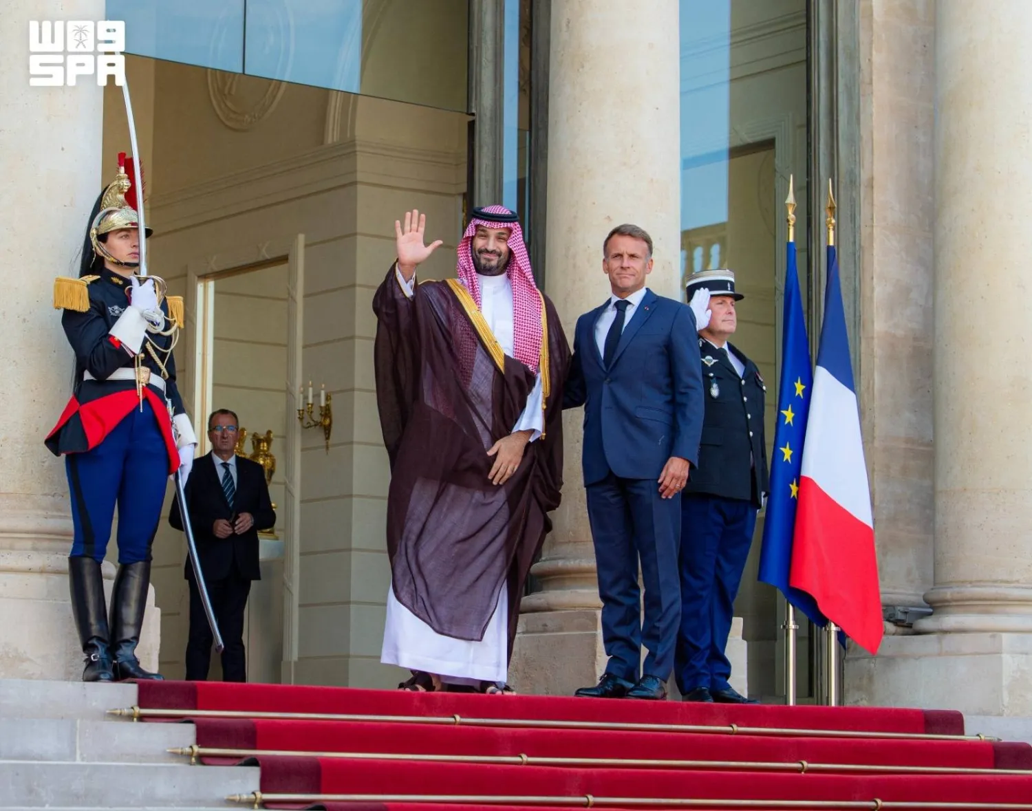 الأمير محمد بن سلمان لدى استقباله من قبل الرئيس ماكرون في قصر الإليزيه بباريس أمس (واس)