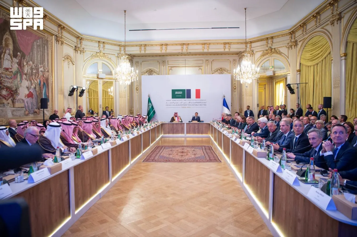 ولي العهد السعودي الأمير محمد بن سلمان والرئيس الفرنسي إيمانويل ماكرون خلال اجتماع الطاولة المستديرة الفرنسي-السعودي للاستثمار (واس)
