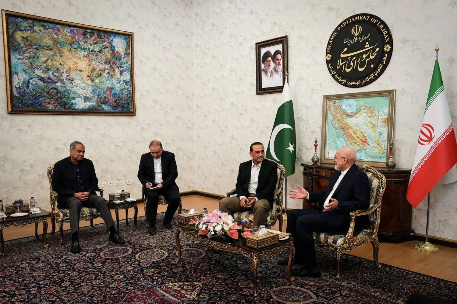 رئيس البرلمان الإيراني محمد باقر قاليباف يلتقي قائد الجيش الباكستاني المشير عاصم منير في طهران (رويترز)