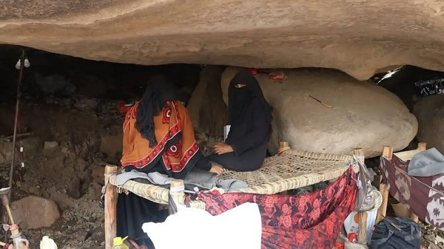 عائلة في الحديدة أجبرها القصف الحوثي على النزوح إلى جرف صخري (إكس)