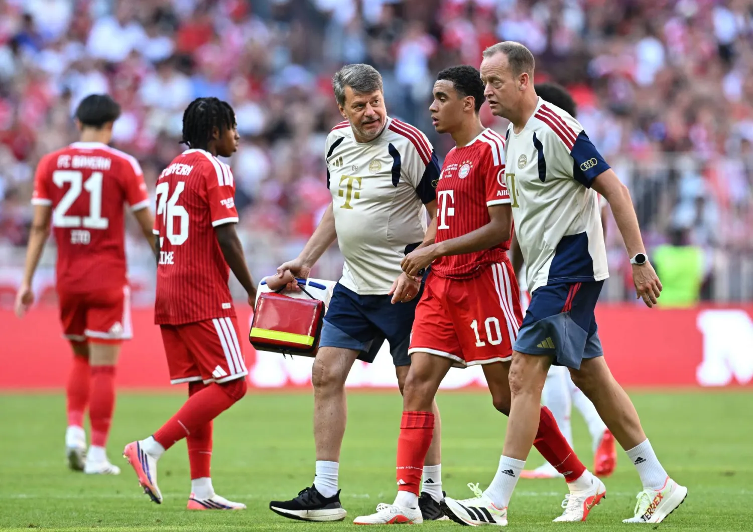 موسيالا يغيب عن افتتاح الدوري الألماني بعد تعرضه لحالتي إغماء خلال فترة الإعداد (رويترز)