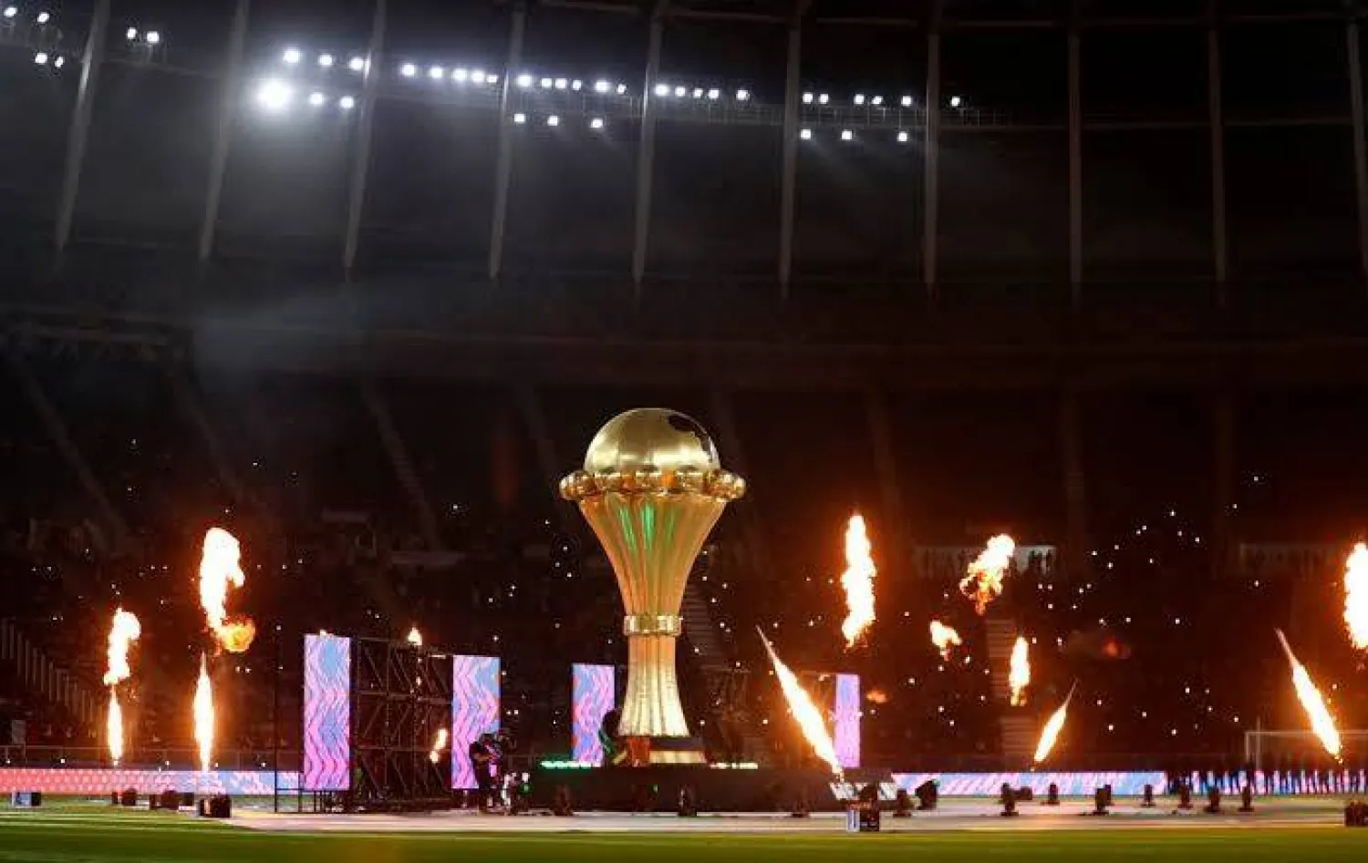 نسخة من كأس الأمم الأفريقية معروضة على أرض الملعب قبل مباراة مصر والسنغال في نهائي عام 2022 (رويترز)