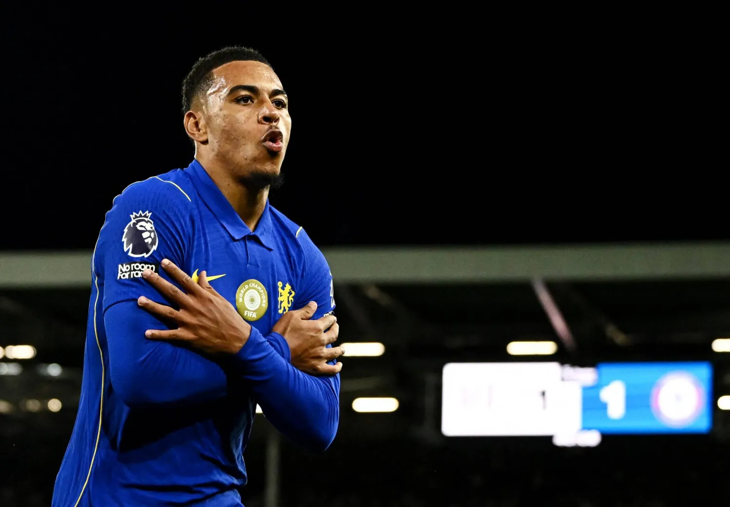 لاعب تشيلسي مورغان روجرز يحتفل بتسجيل الهدف الثاني لفريقه أمام فولهام (رويترز)