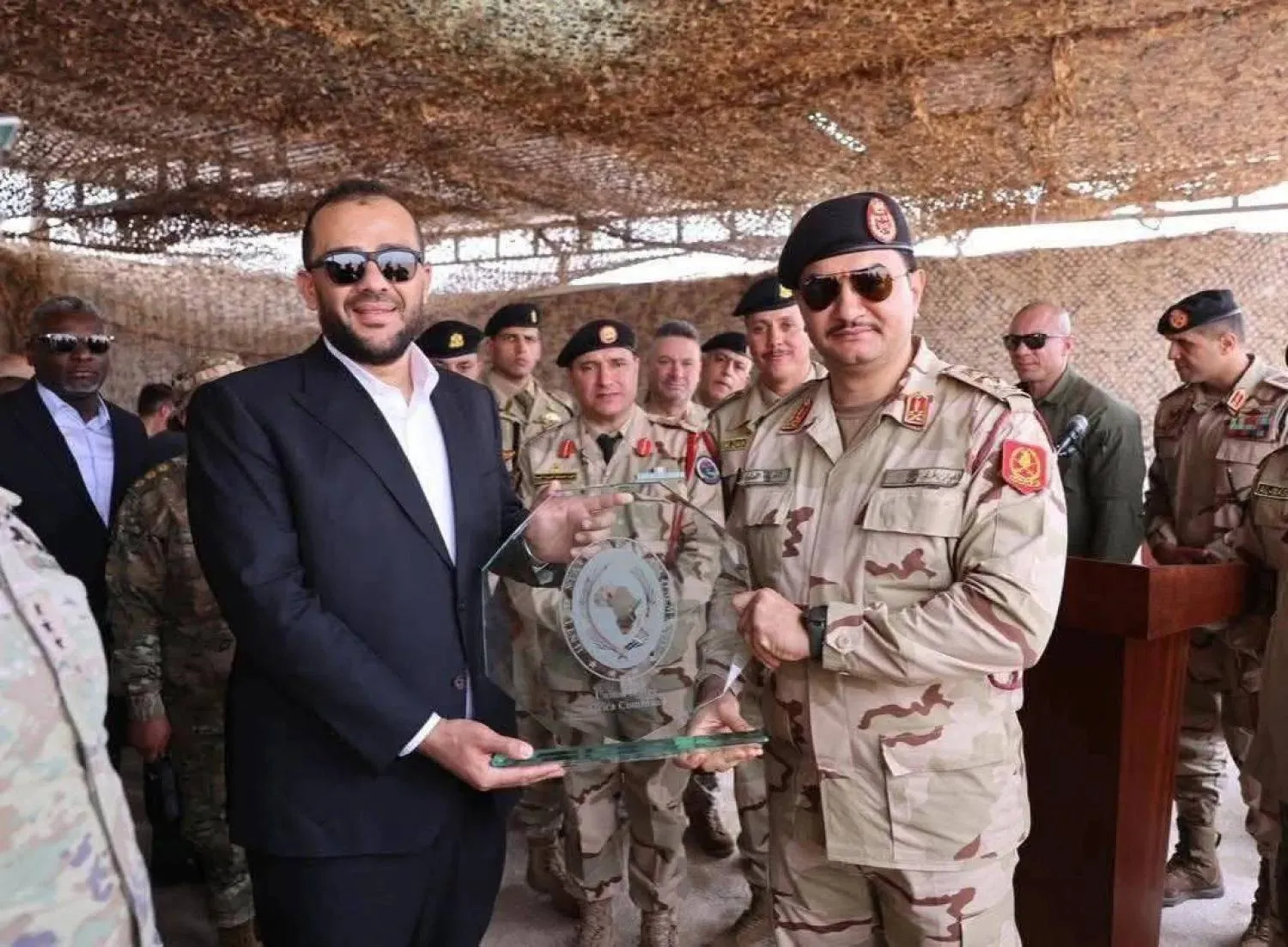 صدام حفتر نائب القائد العام لـ«الجيش الوطني» الليبي وعبد السلام الزوبي وكيل وزارة الدفاع بـ«الوحدة» في سرت قبيل انطلاق تمرين «فلينتلوك» أبريل الماضي (صفحات مقربة من الطرفين)