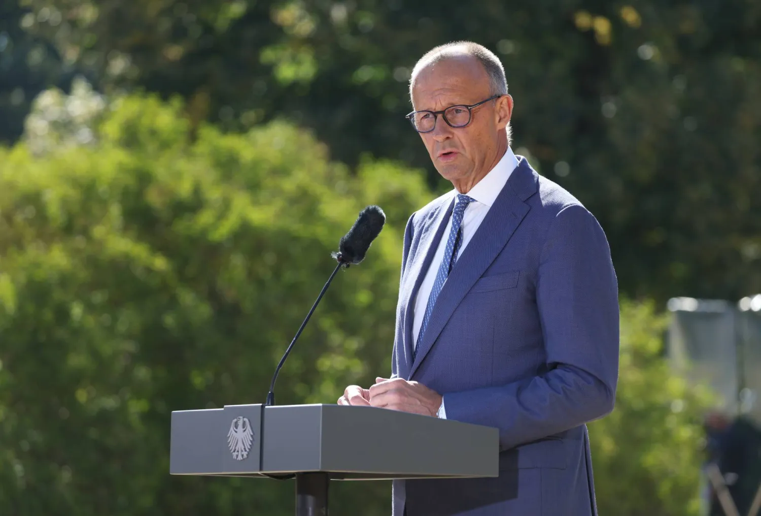 المستشار الألماني فريدريش ميرتس متحدثاً قبل بدء الاجتماع الحكومي يوم 25 أغسطس 2026 (إ.ب.أ)