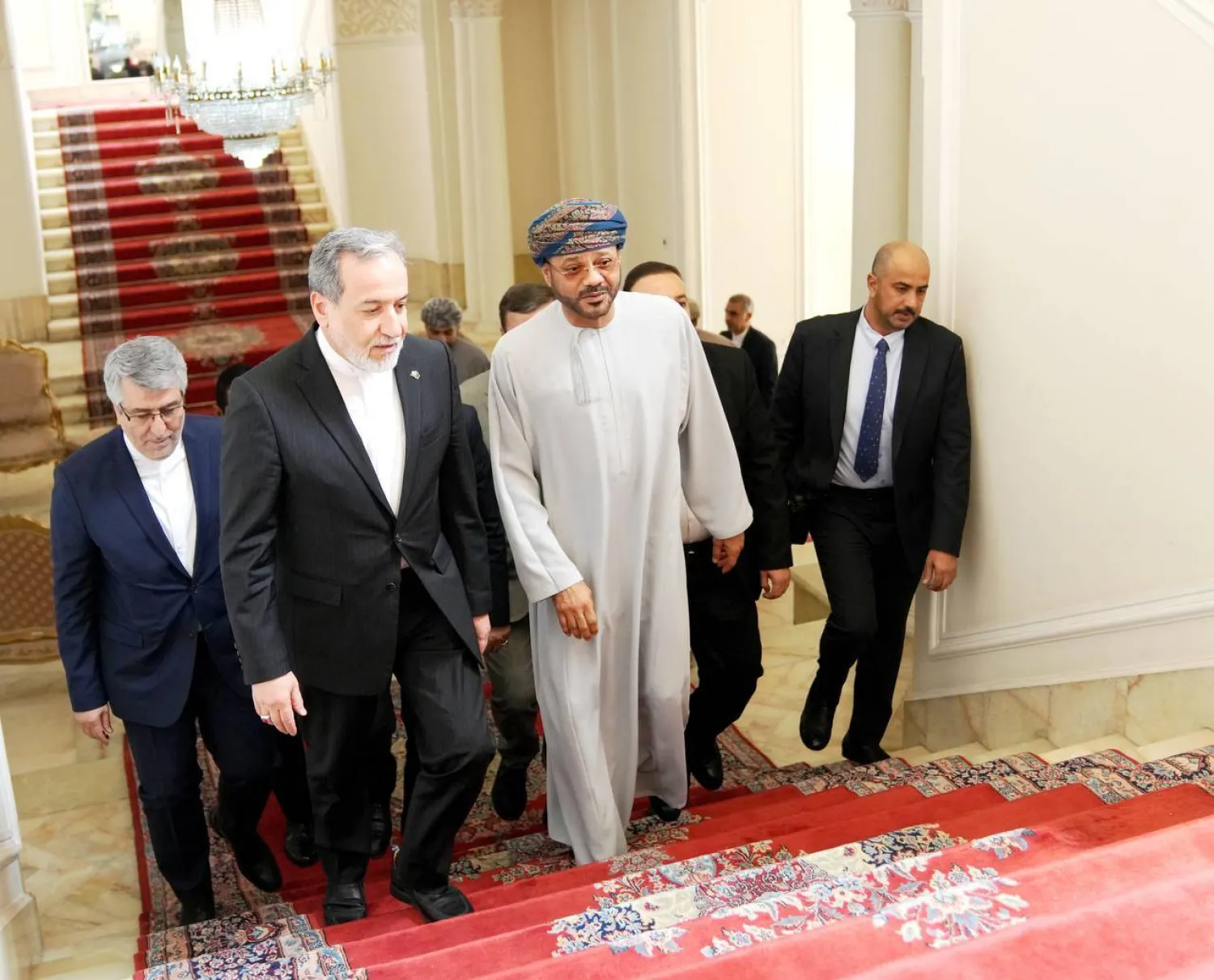 عراقجي لدى استقبال نظيره العماني بدر البوسعيدي في طهران اليوم (الخارجية الإيرانية)