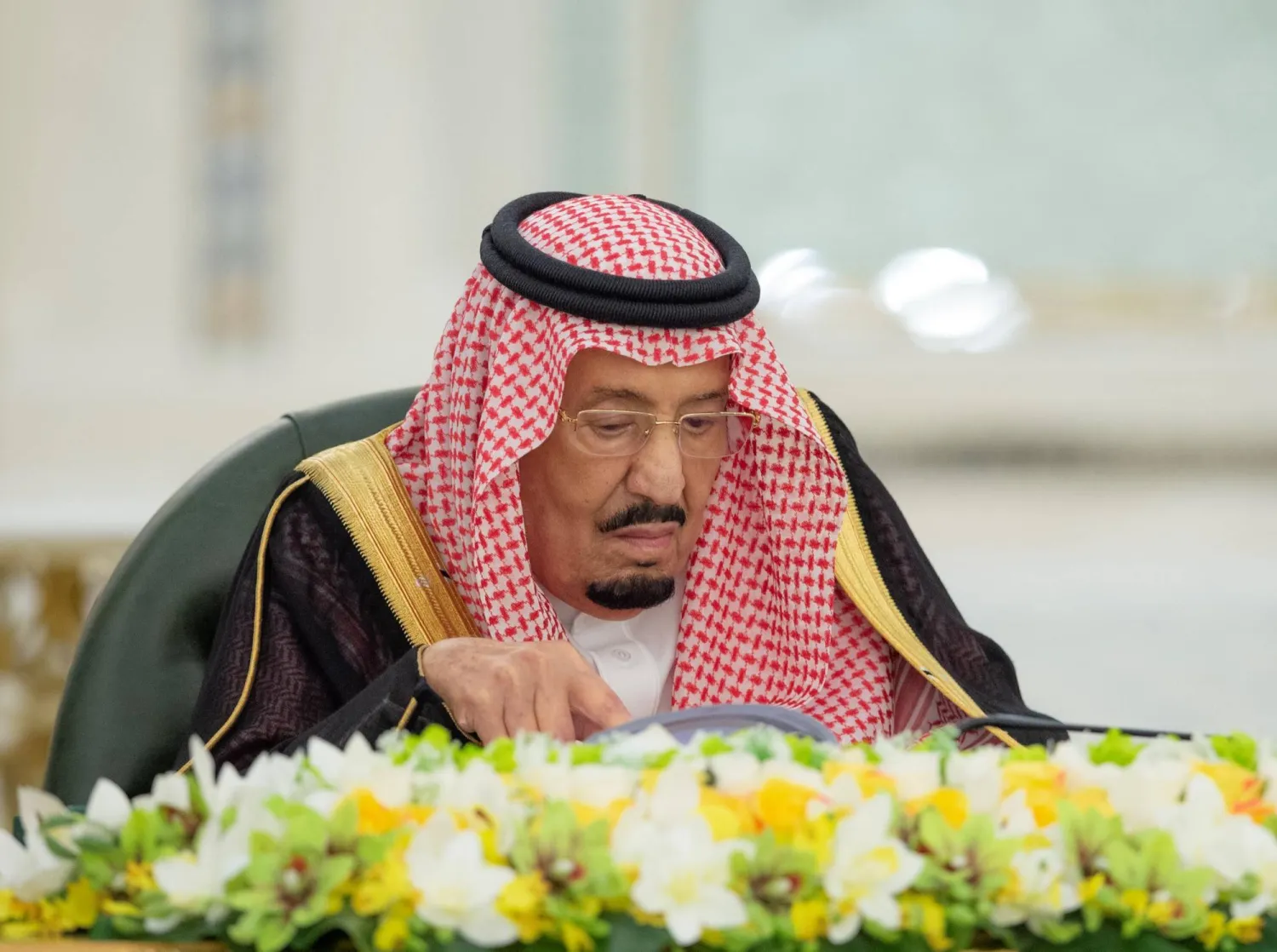 خادم الحرمين الشريفين الملك سلمان بن عبد العزيز خلال ترؤسه جلسة مجلس الوزراء في جدة (واس)