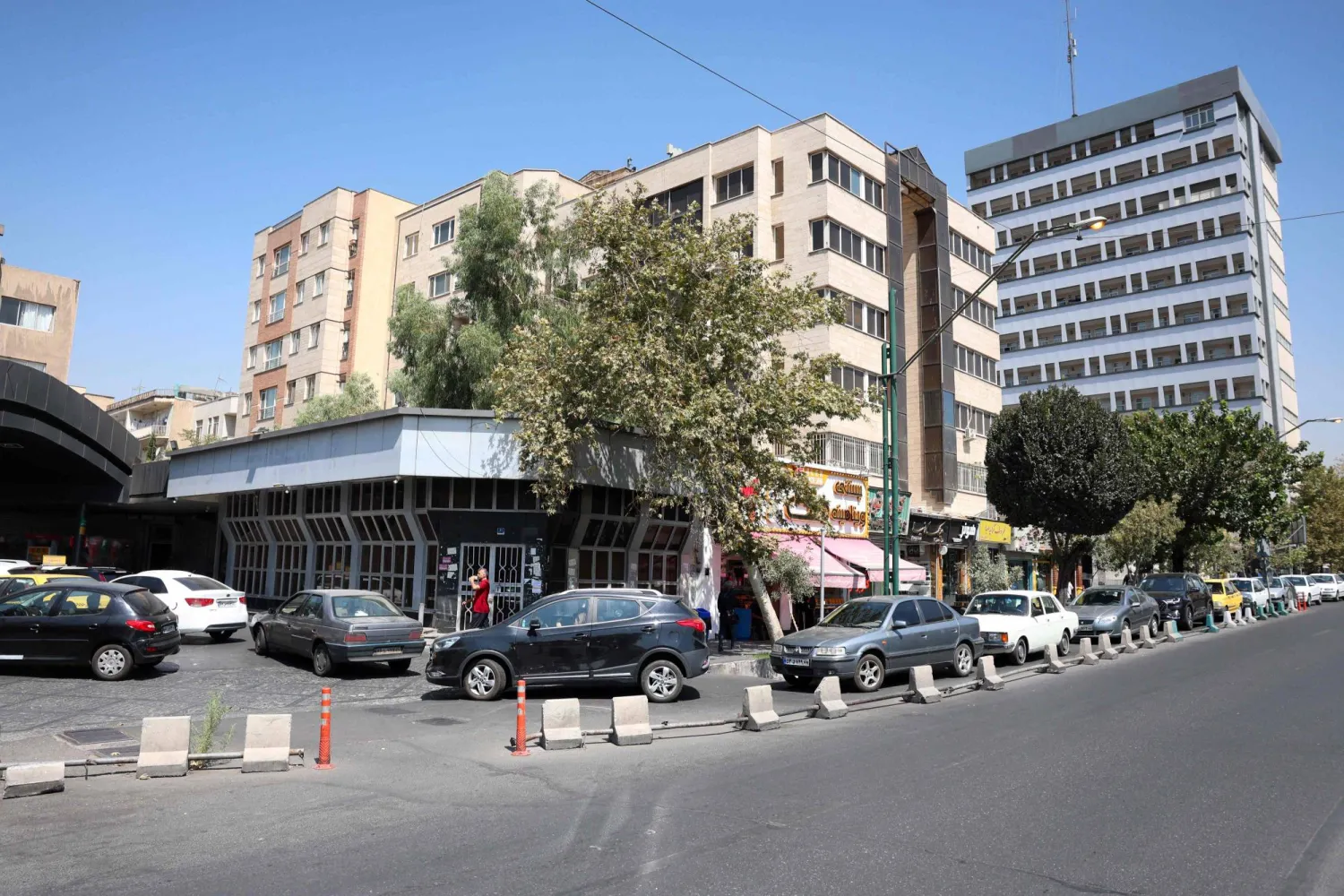 سائقون يصطفون في طابور أمام محطة وقود بطهران (أ.ف.ب)