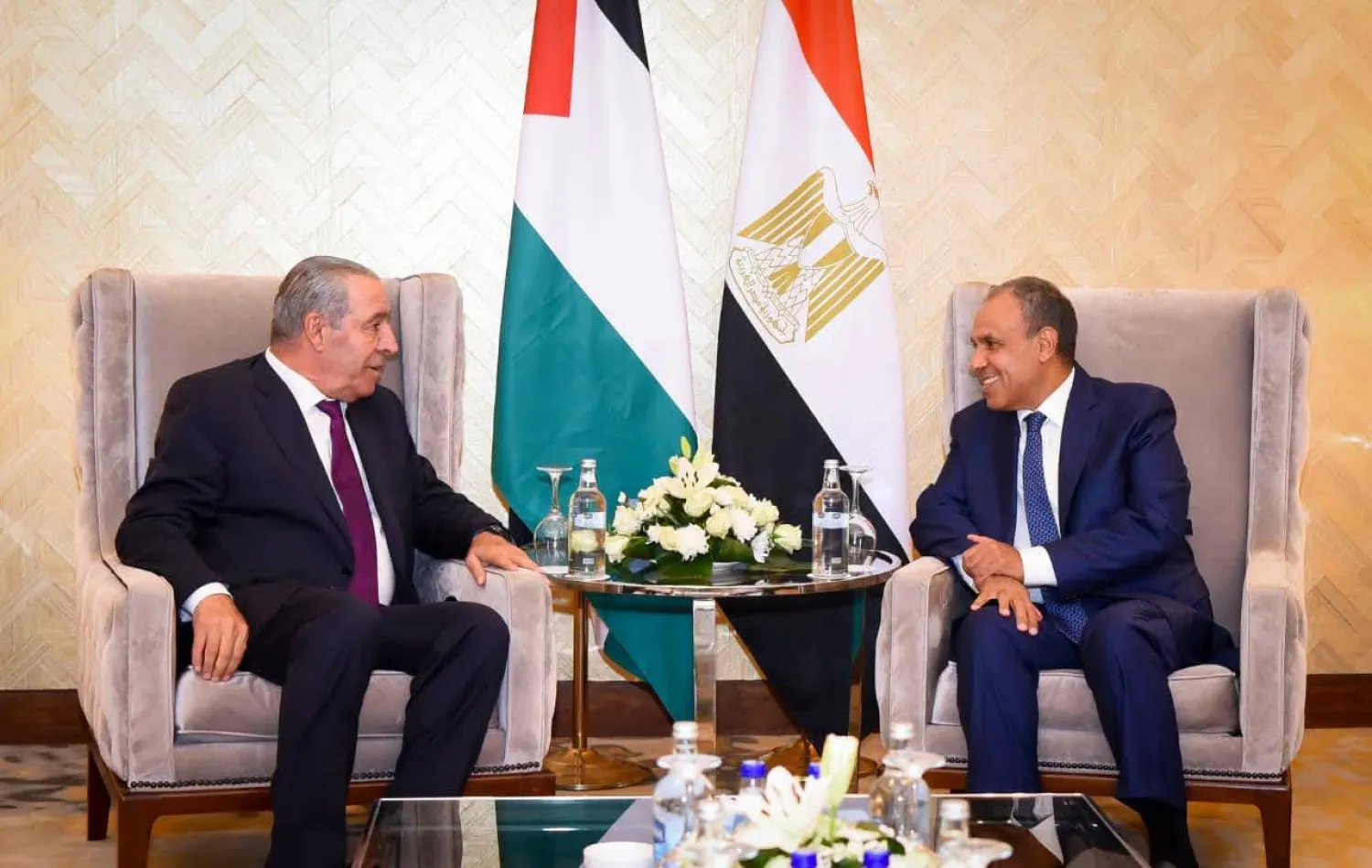 وزير الخارجية المصري بدر عبد العاطي يستقبل نائب الرئيس الفلسطيني حسين الشيخ (الخارجية المصرية)