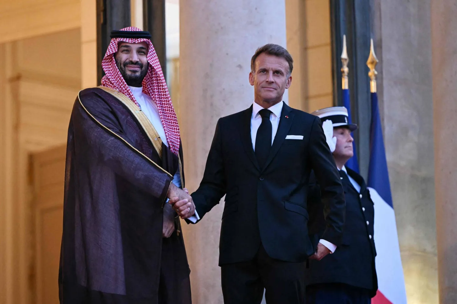 لقاءات ومناسبات متعددة جمعت محمد بن سلمان وماكرون خلال زيارة الأول إلى فرنسا الأحد والاثنين (أ.ف.ب)