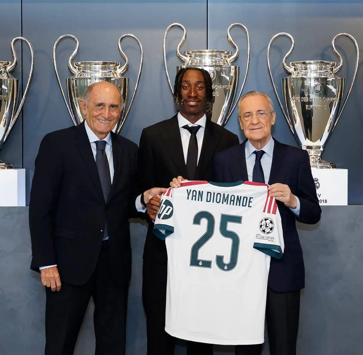 الإيفواري يان ديوماندي في حفل استقباله بريال مدريد (نادي ريال مدريد)