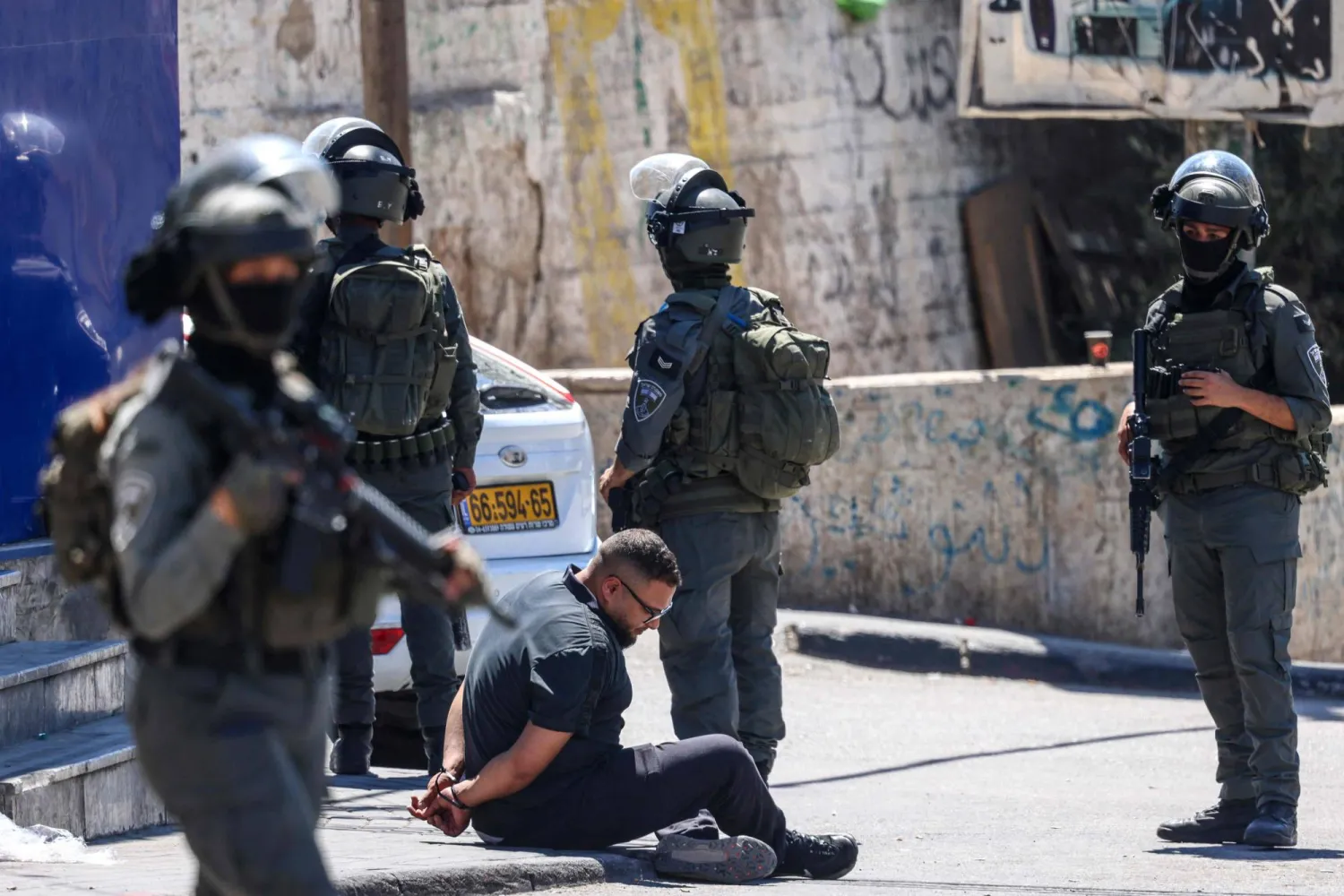 القوات الإسرائيلية تعتقل فلسطينياً خلال مداهمة مركز تابع لـ«الأونروا» جنوب رام الله بالضفة الغربية يوم الثلاثاء (أ.ف.ب)