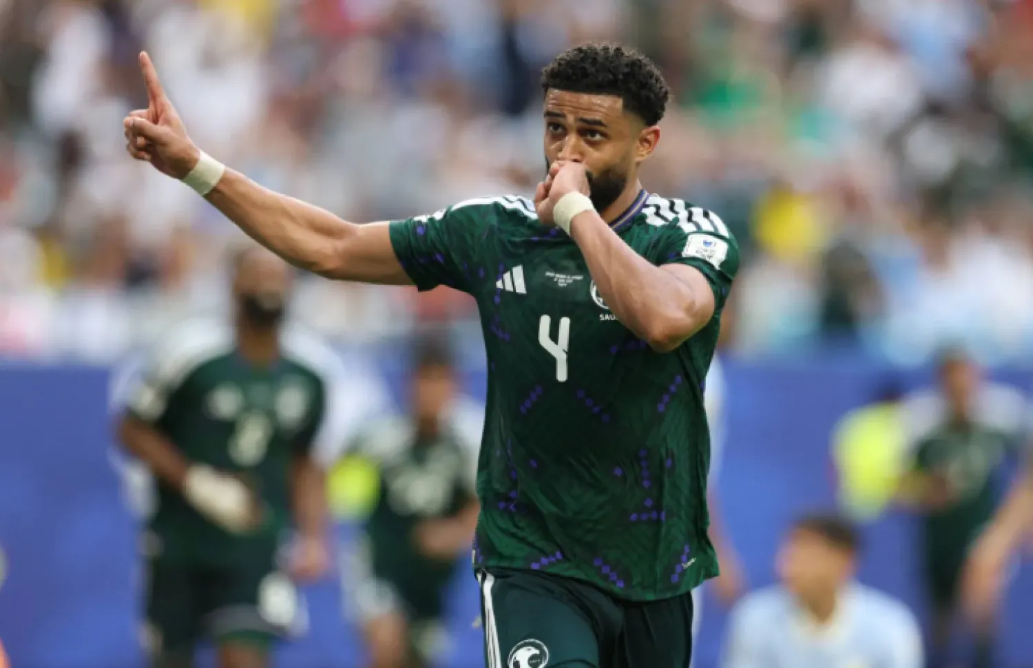 عبد الإله العمري مدافع النصر والمنتخب السعودي (رويترز)