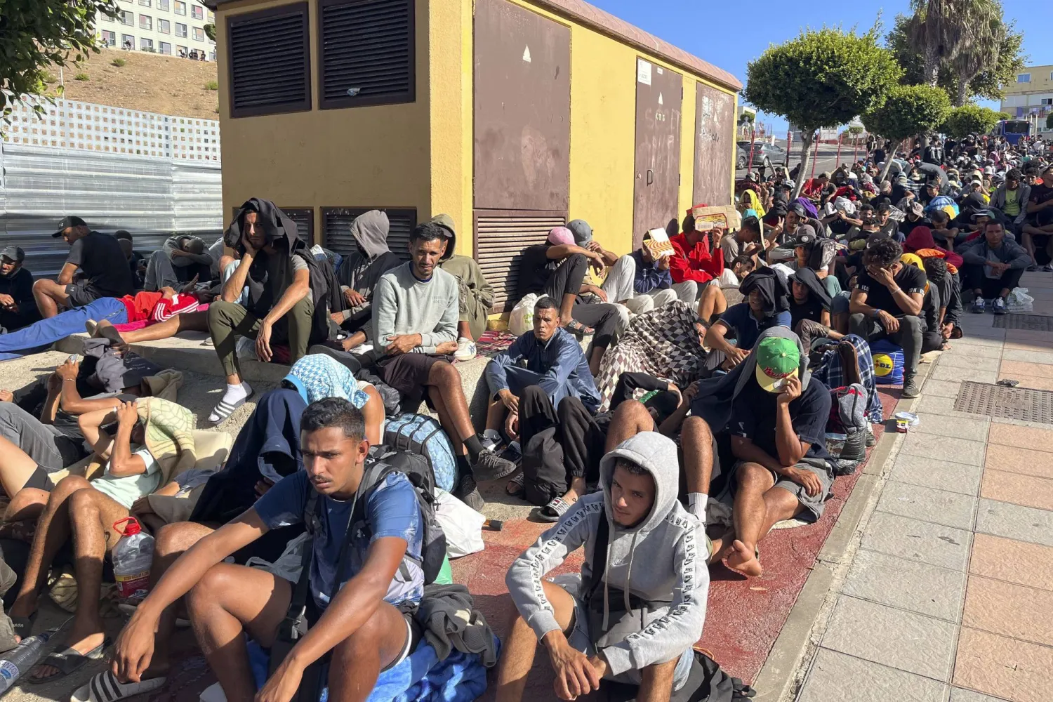 الحكومة الإسبانية تطرح إجراءات تهدف إلى تسريع إعادة آلاف المهاجرين الذين ما زالوا في سبتة (إ.ب.أ)
