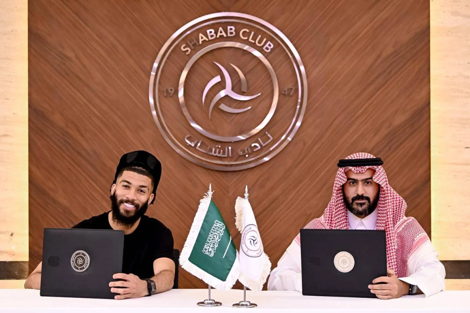 الجناح الدولي السعودي عبد الرحمن العبود إلى «الشباب» رسمياً (نادي الشباب)