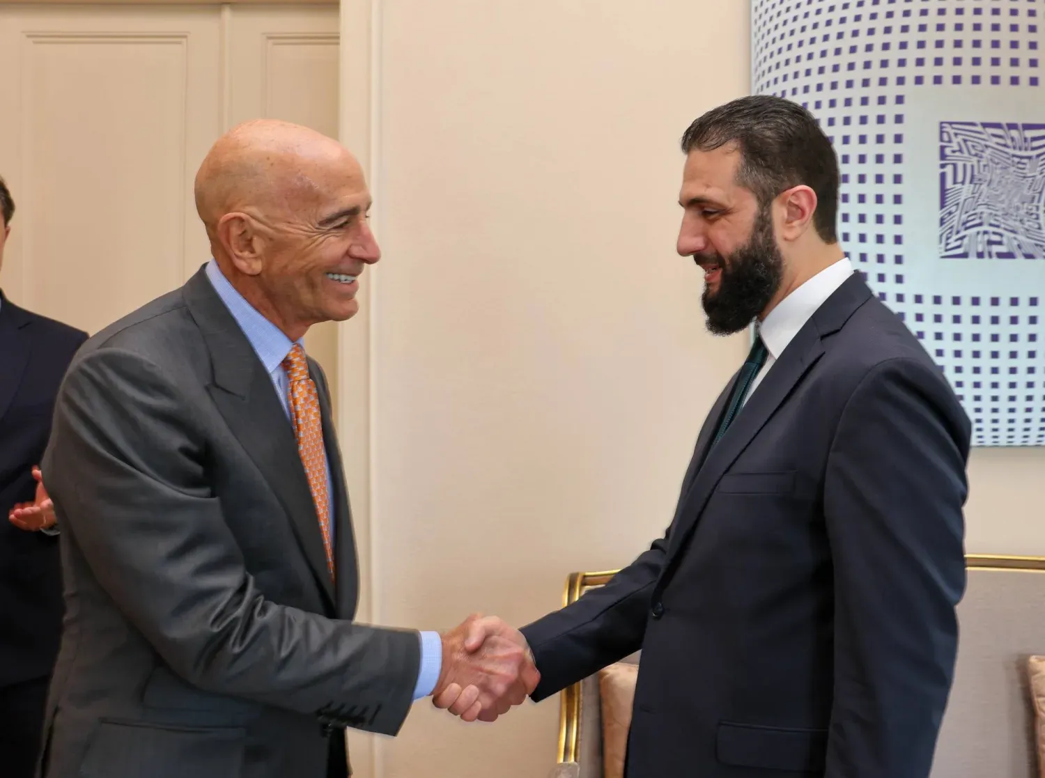Geçen yıl Türkiye’de ABD’nin Suriye Özel Temsilcisi Tom Barrack ile Suriye Cumhurbaşkanı Ahmed el-Şara’nın görüşmesinden, (Arşiv-EPA)