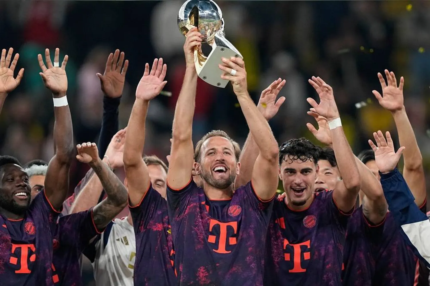  Bayern's Harry Kane holds the trophy after winning the Franz Beckenbauer German Supercup match between Borussia Dortmund and Bayern Munich in Dortmund, Germany, Saturday, Aug. 22, 2026. (AP) 