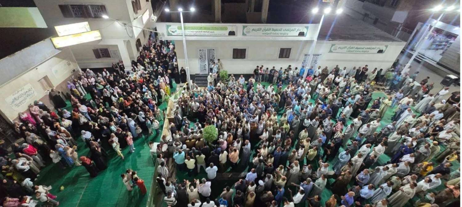 مواطنون من مختلف الأعمار في احتفال ليلة المولد بالأقصر (حساب الأقصر اليوم على «فيسبوك»)