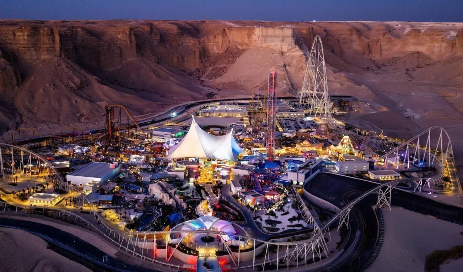 مشهد جوي لمتنزه «SIX FLAGS» مدينة القدية وسط جبال طويق (القدية)