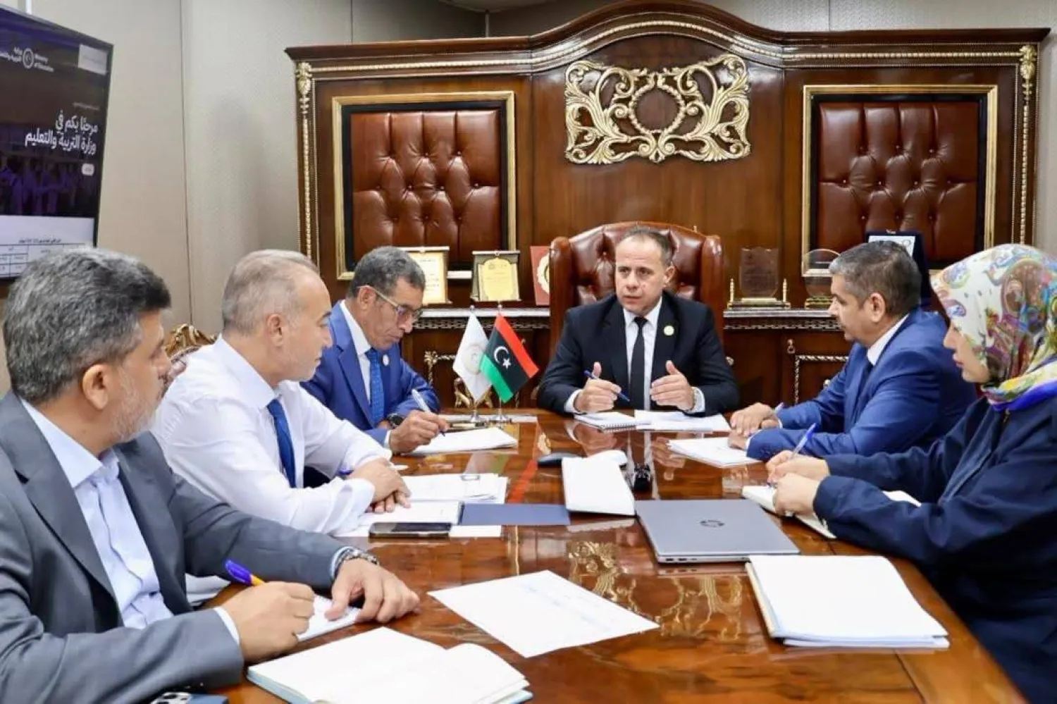 وزير التربية والتعليم في غرب ليبيا محمد القريو خلال ترؤسه اجتماع لمتابعة جاهزية المدارس الليبية للعام الدراسي الجديد الاثنين (الوزارة)